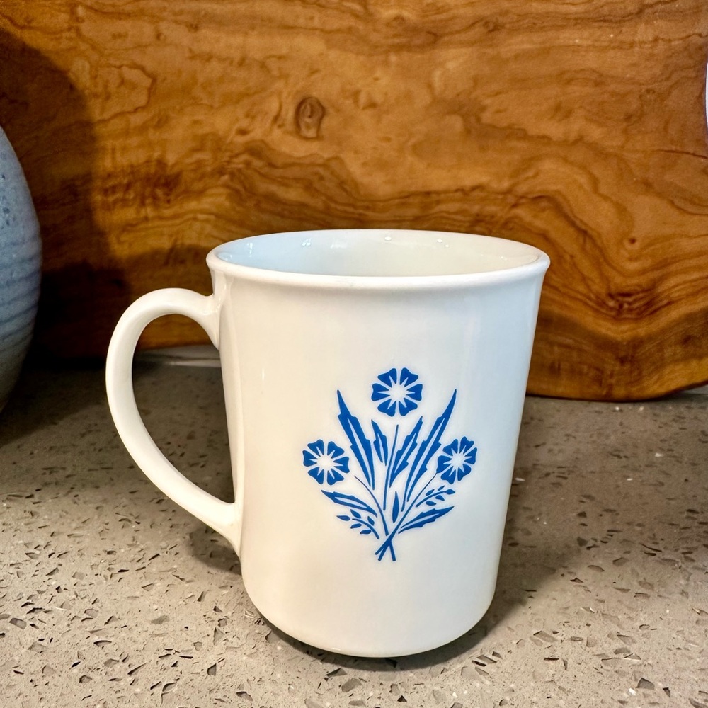 Cornflower Blue corning ware mug. Great condition. No cracks.